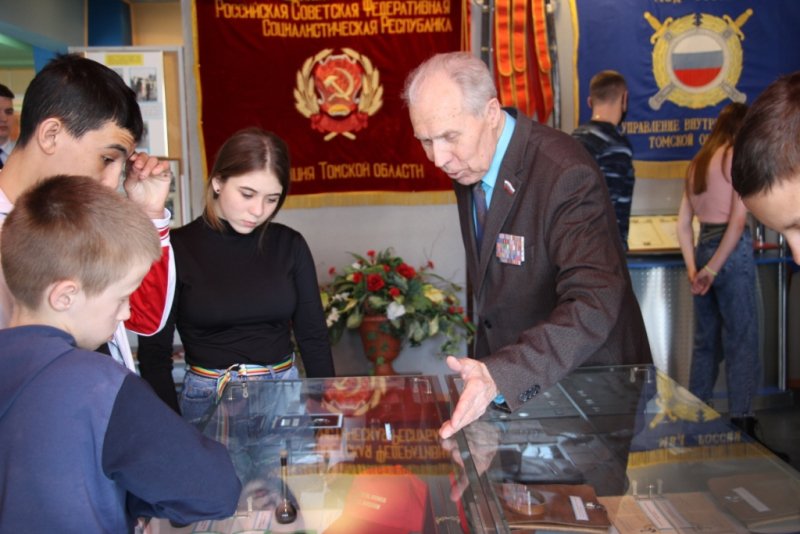 Стражи порядка организовали для воспитанников Центра помощи детям, оставшимся без попечения родителей Бакчарского района экскурсию в музей истории регионального УМВД